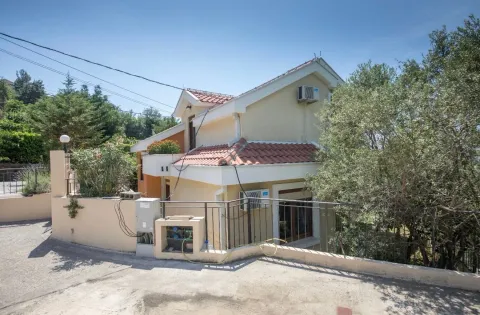Eksterijer porodične kuće sa dvorištem i ogradom. - image 2