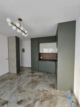 Moderna kuhinja sa zelenim elementima i mermernim pločicama na podu. - image 6