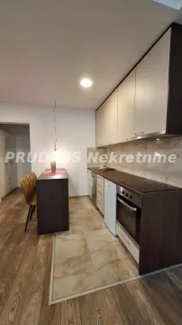 Moderna kuhinja sa šankom i ugrađenim elementima. - image 3