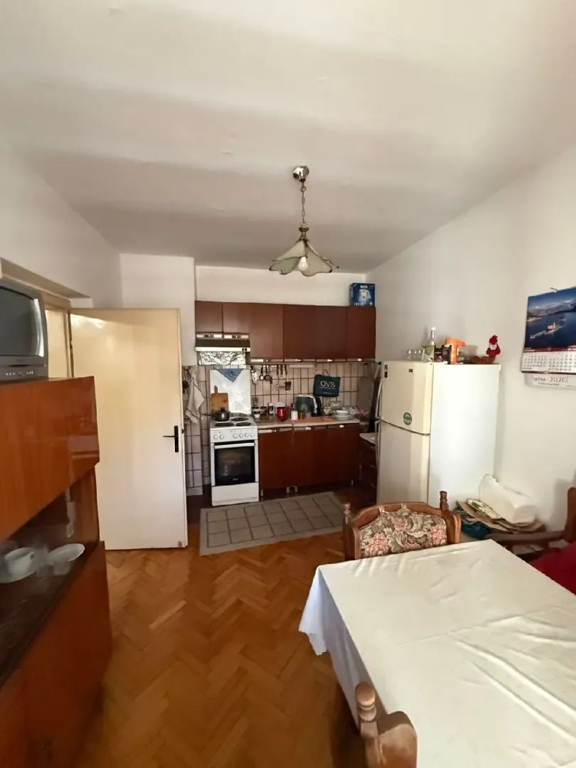 Trpezarija sa kuhinjom u starijem stilu.