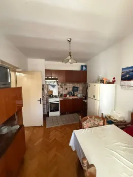 Trpezarija sa kuhinjom u starijem stilu. - image 4