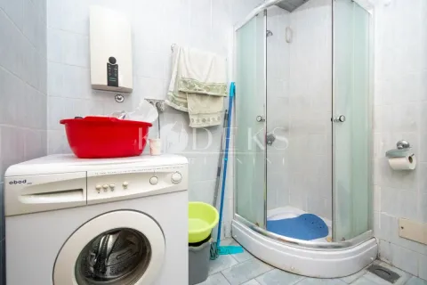 Manje kupatilo opremljeno tuš kabinom i veš mašinom. - image 6