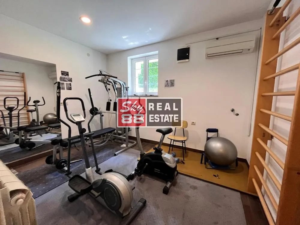 Rent, four bedroom apartment, 130m², Senjak, Beograd