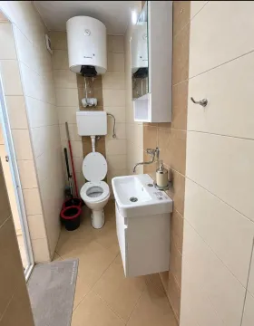 Manje kupatilo sa umivaonikom, šoljom i bojlerom. - image 2