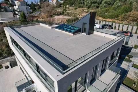 Pogled iz vazduha na ravnu krovnu terasu moderne zgrade. - image 7