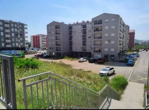 View of the residential building and the surrounding courtyard with parking. - image 7