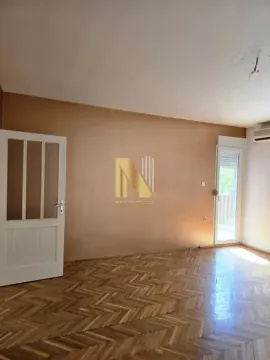 Prazna soba sa parketom i vratima koja vode na terasu. - image 14