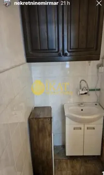 Small bathroom with a washbasin and a wall cabinet. - image 4