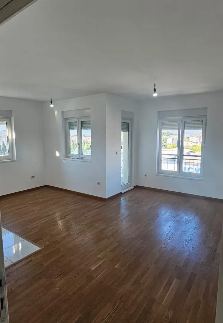 Izdavanje, dvosoban stan, 70m², Zagorič, Podgorica