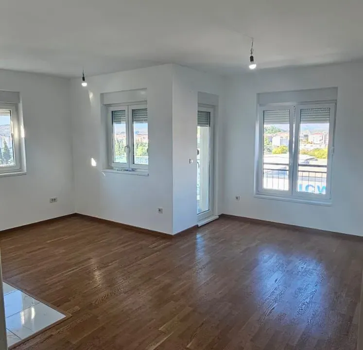 Izdavanje, dvosoban stan, 70m², Zagorič, Podgorica