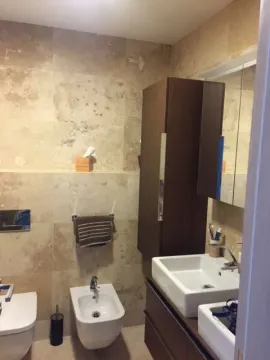 Moderno kupatilo sa bideom, dva umivaonika i drvenim namještajem. - image 12