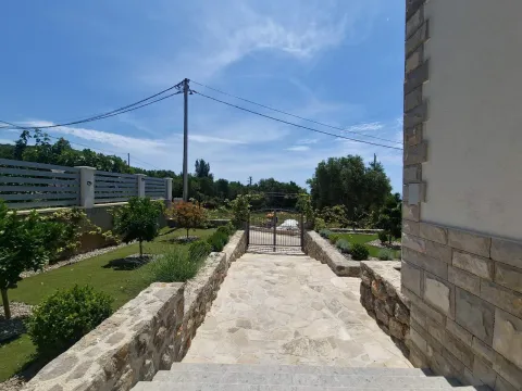 Izdavanje, kuća, 110m², Krimovica, Kotor - image 11