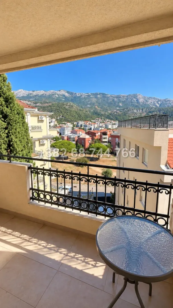 Pogled sa terase na okolno naselje i planine.