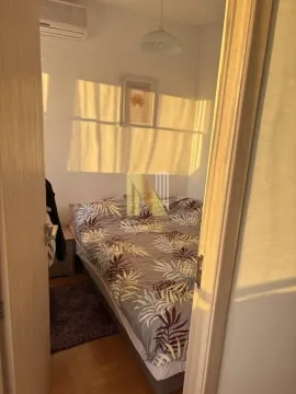 Pogled kroz vrata na urednu spavaću sobu sa bračnim krevetom. - image 7