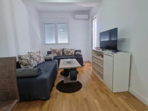 Izdavanje, jednosoban stan, 48m², Centar, Bar