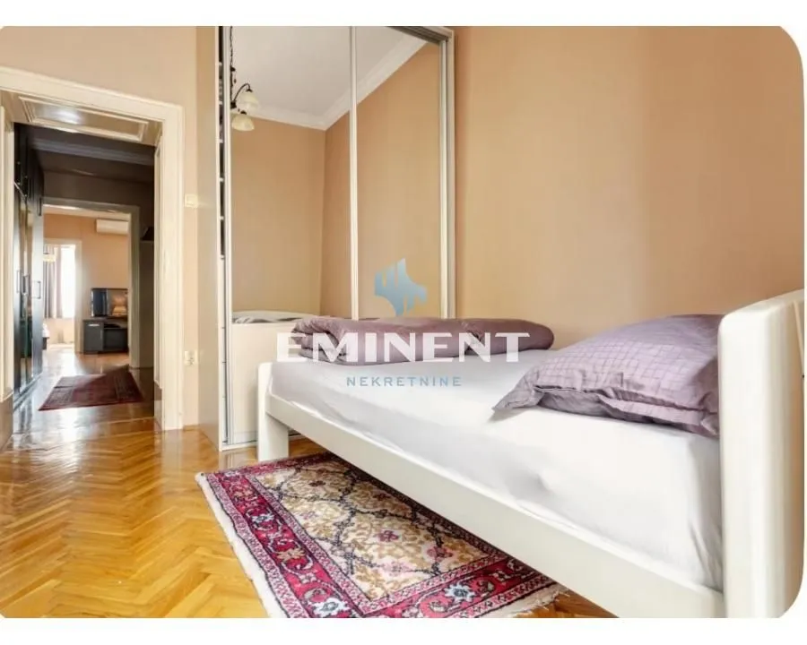 Smaller bedroom with a bed and a built-in wardrobe with a mirror.