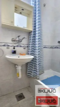 Manje kupatilo sa umivaonikom, ogledalom i tuš kabinom. - image 10