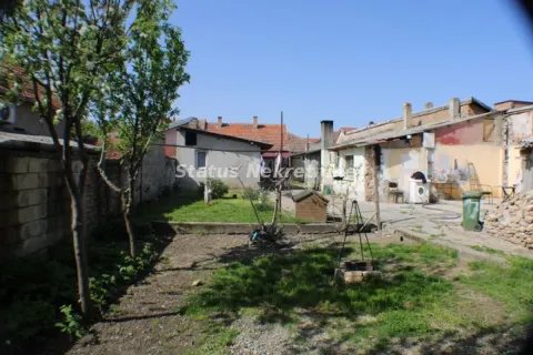 Pogled na dvorište i pomoćne objekte kuće. - image 10