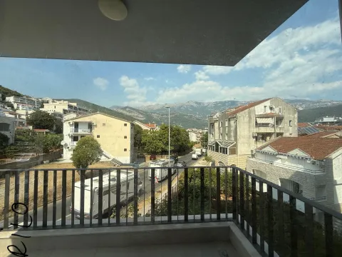 Pogled na okolne zgrade i planine sa balkona. - image 8