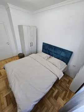 Uređena spavaća soba sa bračnim krevetom i ormarom. - image 7
