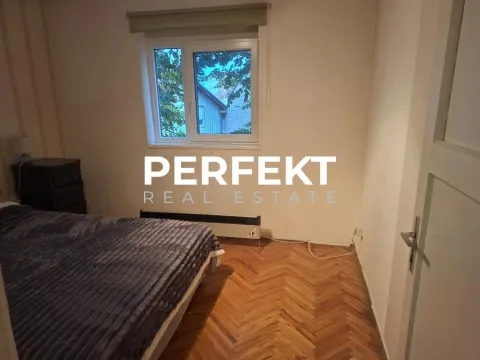 Manja spavaća soba sa krevetom i prozorom. - image 12