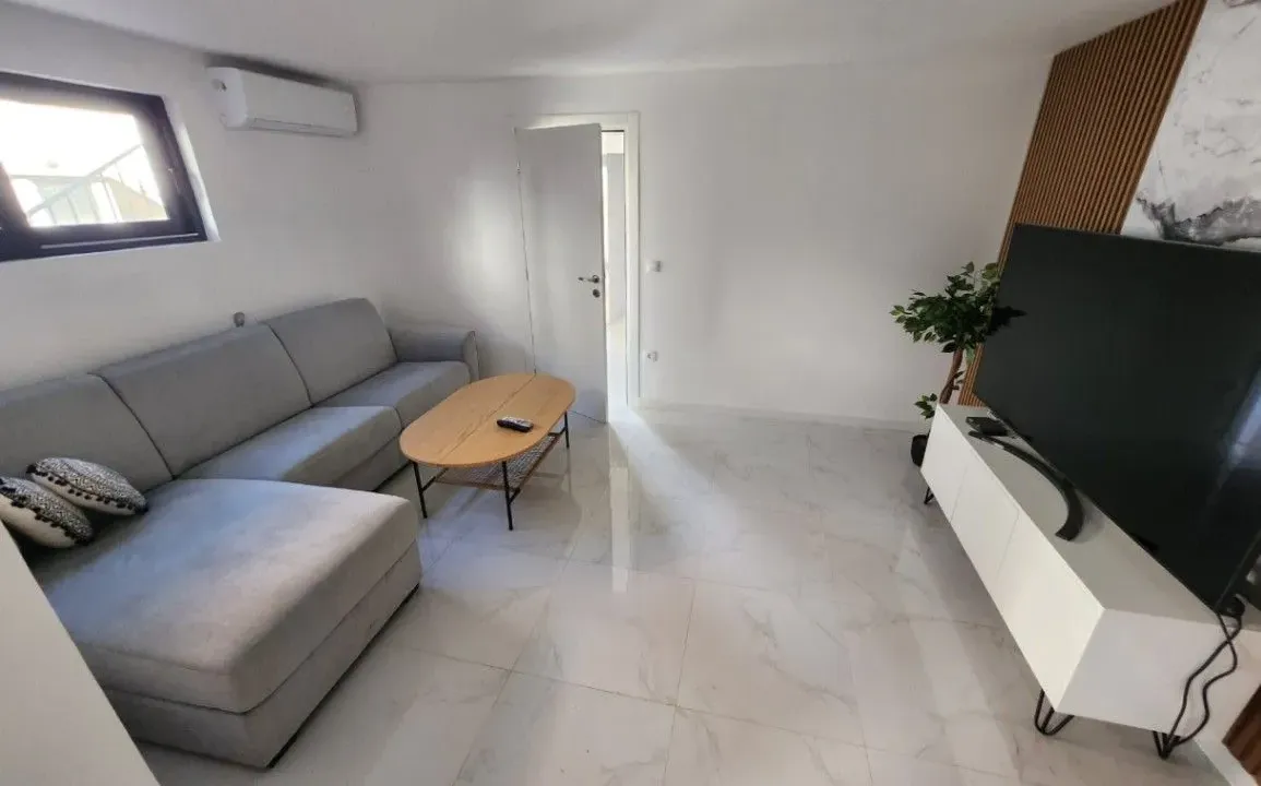 Izdavanje, jednosoban stan, 62m², Radovići, Tivat