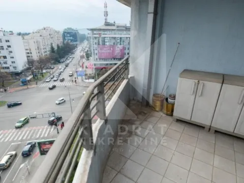Balkon sa pogledom na ulicu i grad. - image 18