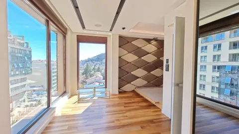 Svjetla spavaća soba sa velikim prozorima i dekorativnim zidnim panelima. - image 5