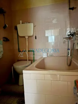 Manje kupatilo sa kadom, wc šoljom i starijim pločicama. - image 11