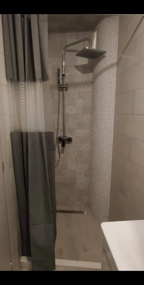 Modernly equipped bathroom with a shower cabin.