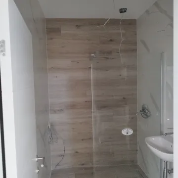 Novopreuređeno kupatilo sa tuš kabinom i umivaonikom. - image 12