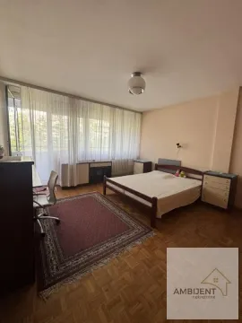 Nameštena spavaća soba sa bračnim krevetom, radnim stolom i izlazom na terasu. - image 8