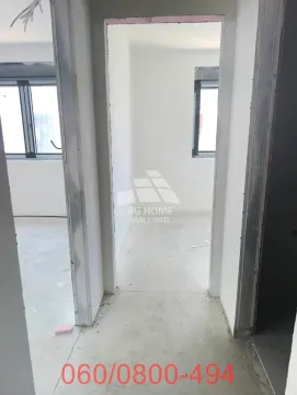 Pogled iz hodnika na unutrašnjost neopremljenog stana u izgradnji. - image 7