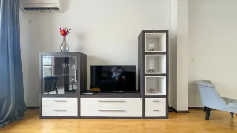 Dnevni boravak sa namještajem za televizor i drvenim podom. - image 8