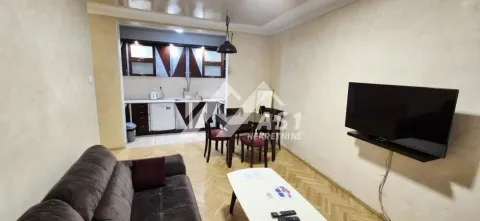 Dnevni boravak sa garniturom, televizorom i trpezarijom u nastavku. - image 2