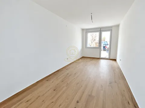 Prazna neopremljena prostorija sa belim zidovima i drvenim podom. - image 6