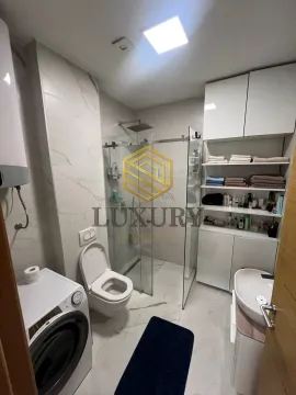 Moderne kupatilo sa tuš kabinom, umivaonikom i bijelim elementima. - image 8