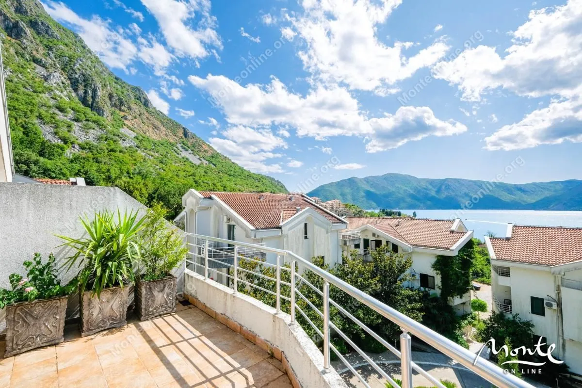 Prodaja, trosoban stan, 130m², Risan, Kotor