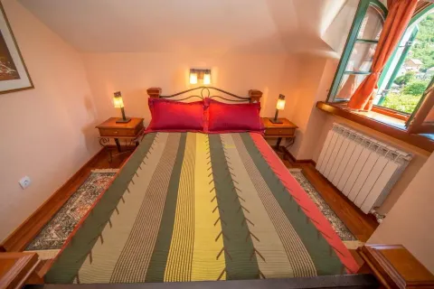 Furnished bedroom with a double bed, bedside tables and a window. - image 27