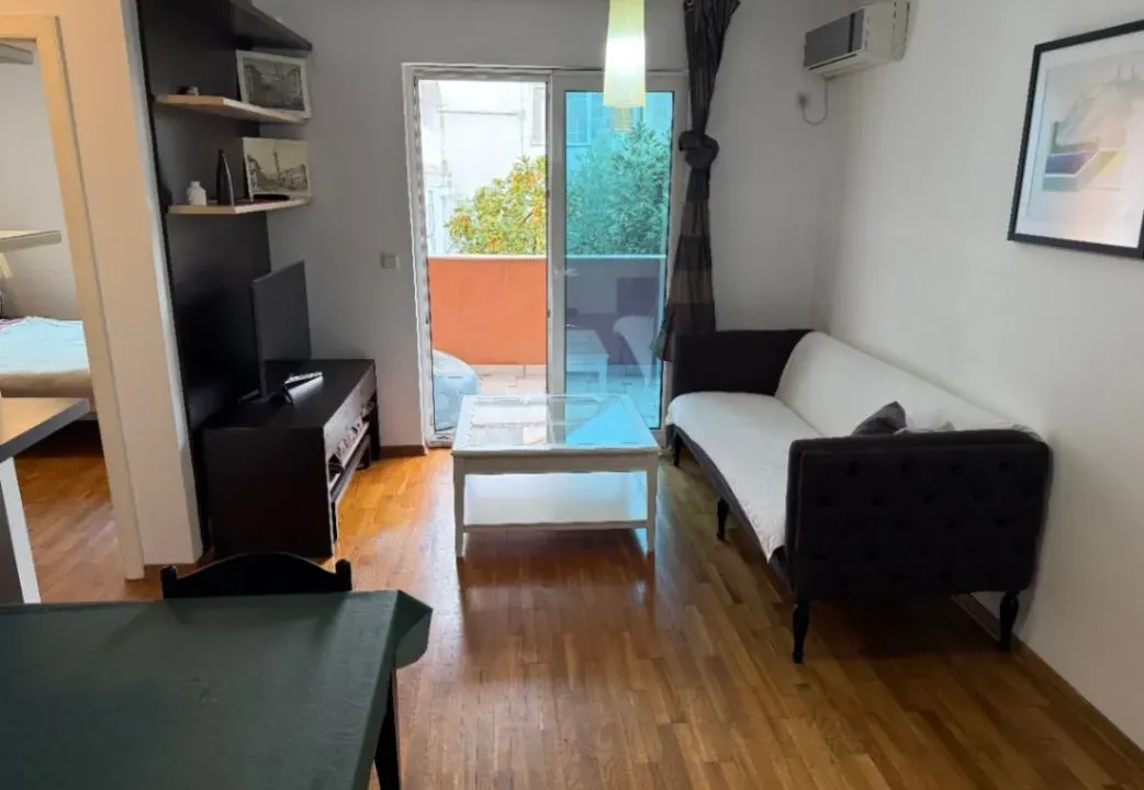 Izdavanje, jednosoban stan, 44m², Centar, Budva