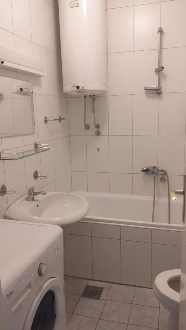 Kupatilo sa kadom, umivaonikom i veš mašinom.