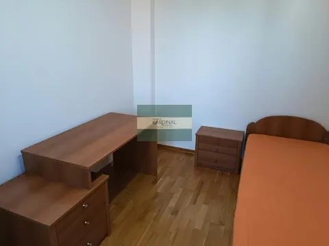 Nameštena spavaća soba sa krevetom, radnim stolom i noćnim ormarićem. - image 2