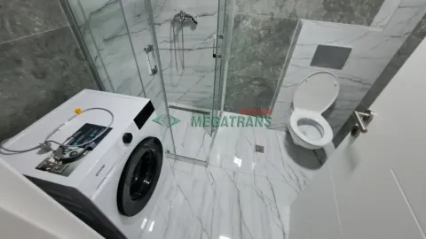 Moderno kupatilo sa tuš kabinom, wc šoljom i veš mašinom. - image 10