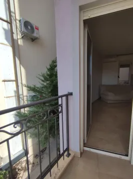 Pogled sa terase prema unutrašnjosti stana. - image 8