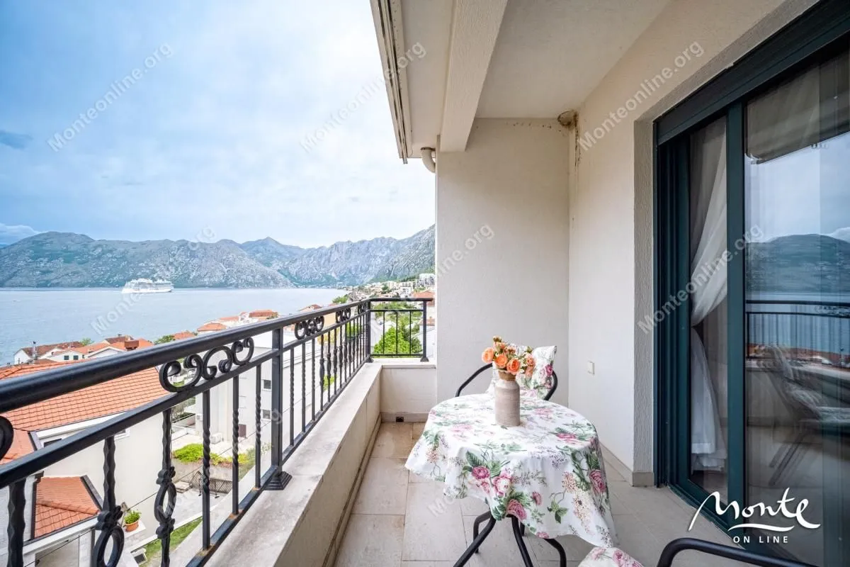 Prodaja, dvosoban stan, 109m², Dobrota, Kotor