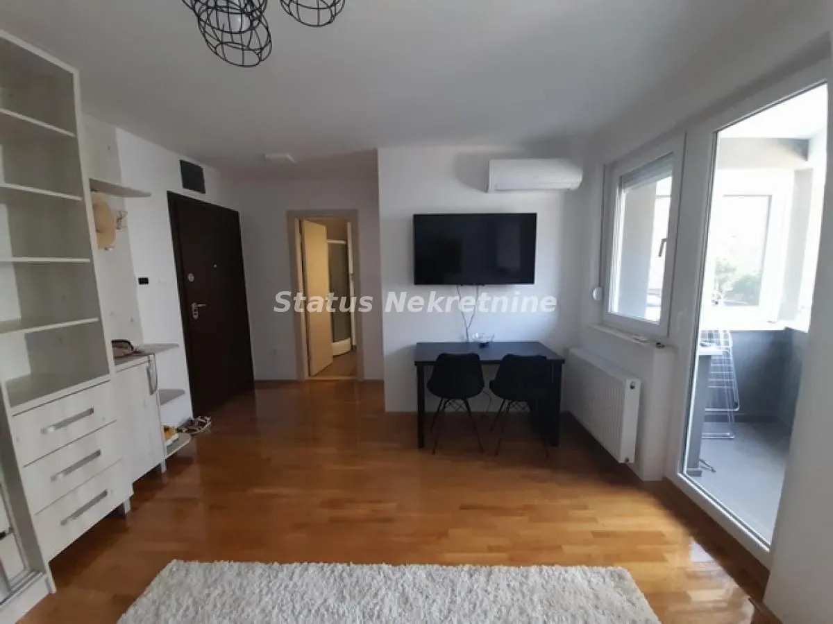 Izdavanje, jednosoban stan, 36m², Centar, Novi Sad