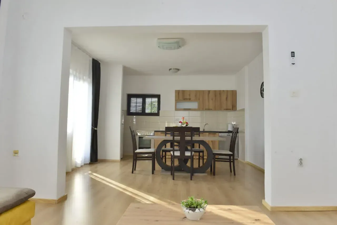 Izdavanje, stan, 210m², Tivat, Crna Gora