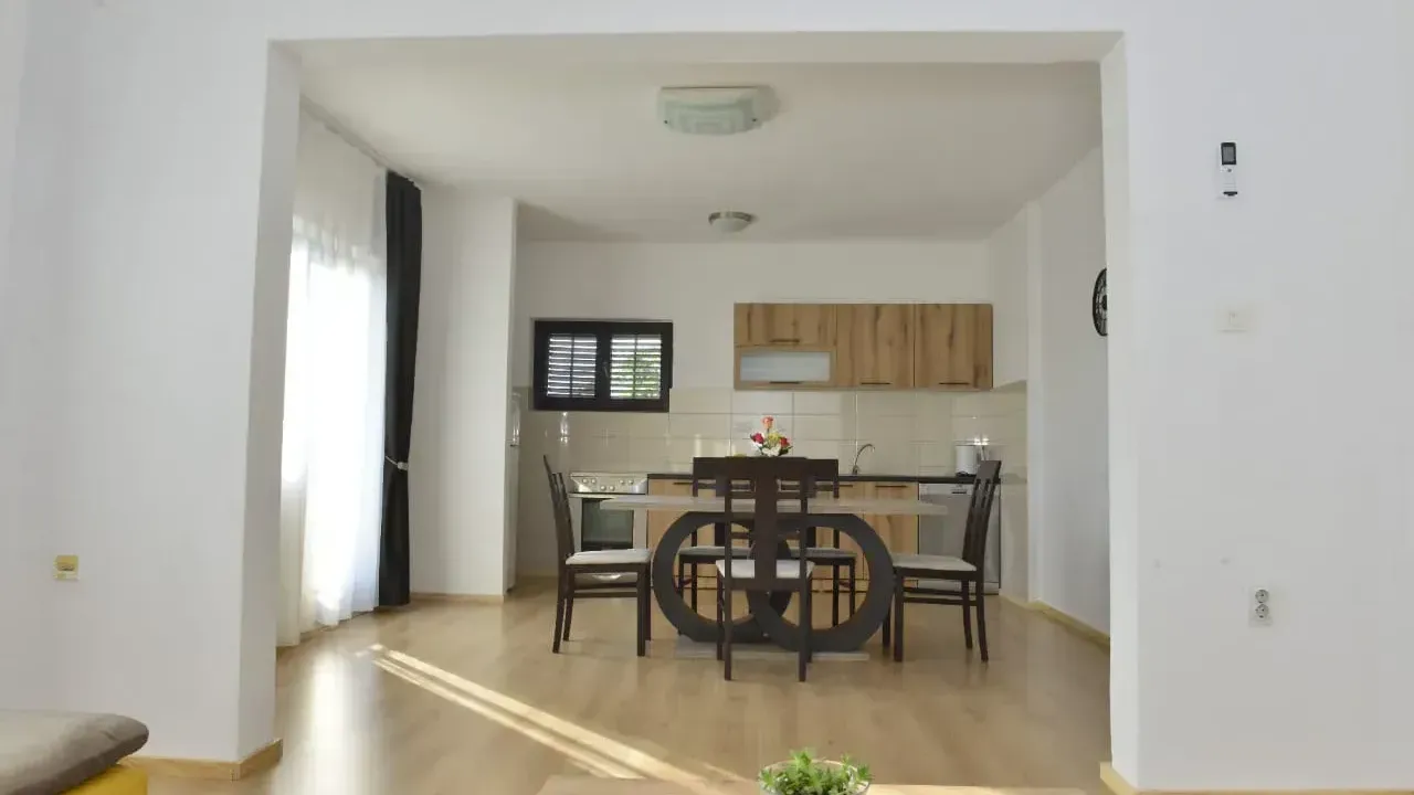 Izdavanje, stan, 210m², Tivat, Crna Gora