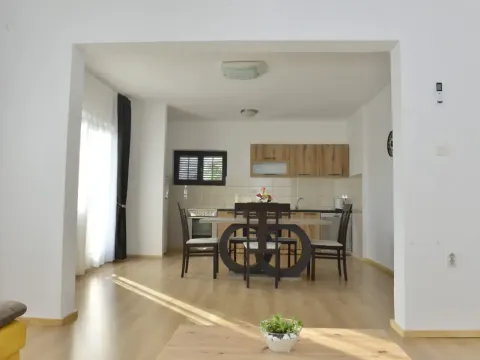Izdavanje, stan, 210m², Tivat, Crna Gora