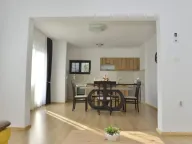 Izdavanje, stan, 210m², Tivat, Crna Gora - image 1